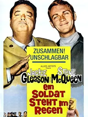 Ein Soldat steht im Regen